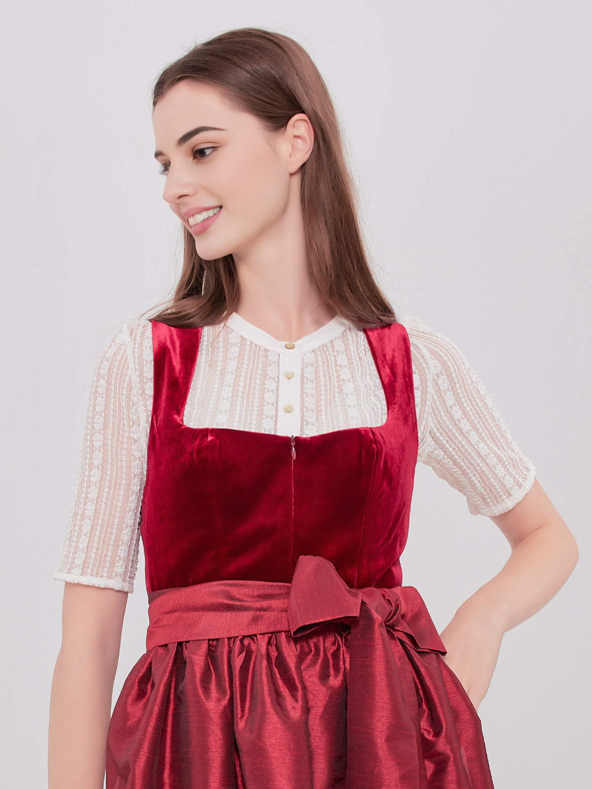 Dirndl in Rot mit modernem Schnitt