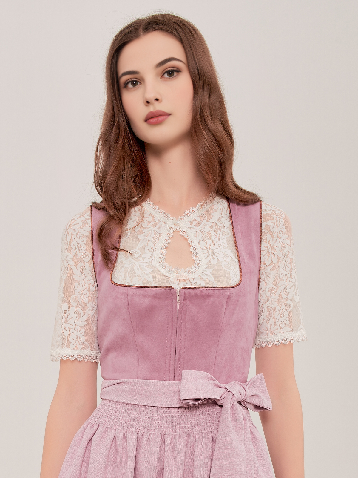 Dirndl Blau Samt in eleganter Pose