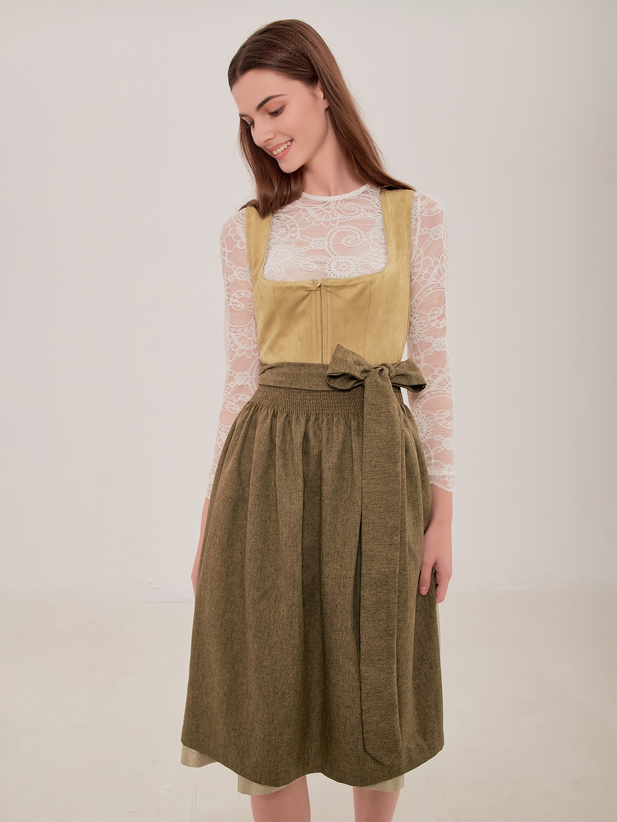 Ein modernes Dirndl in Grün mit Spitzenbluse