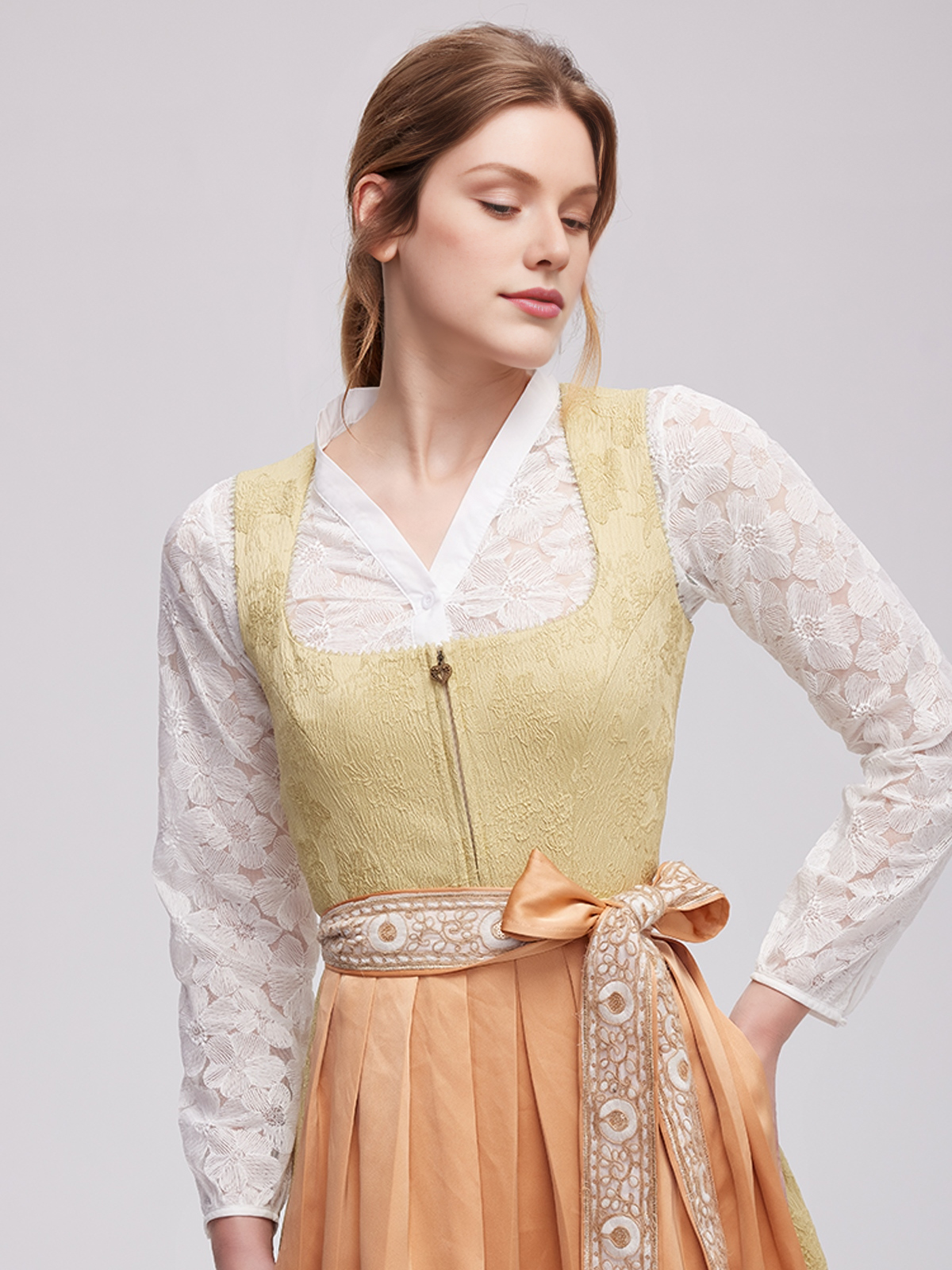 Dunkelblaues Dirndl mit floralen Details