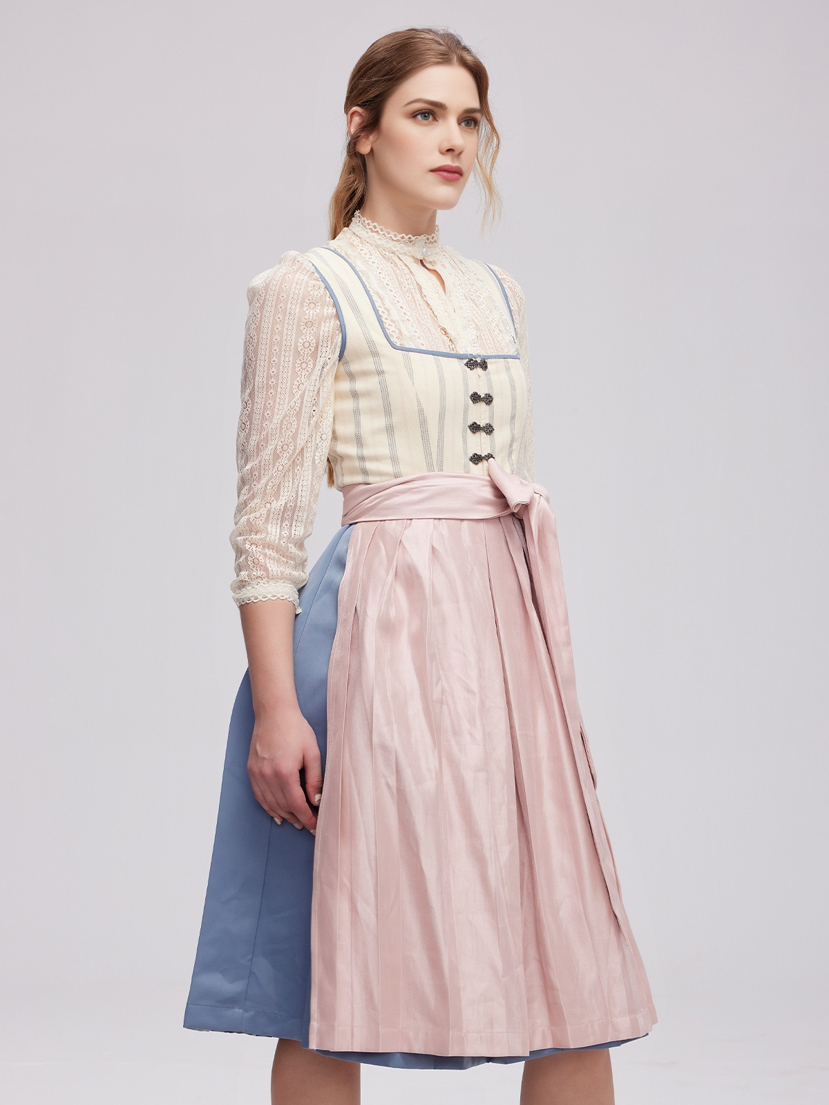 Dirndl mit großem Ausschnitt