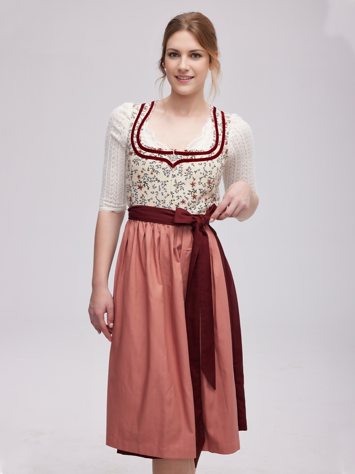 Mini Dirndl in Rot – stilvoll und modern