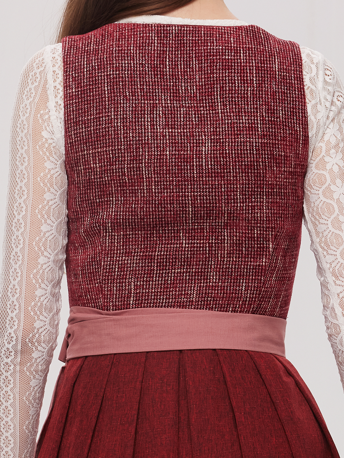 Elegantes rotes Dirndl mit blauen Akzenten