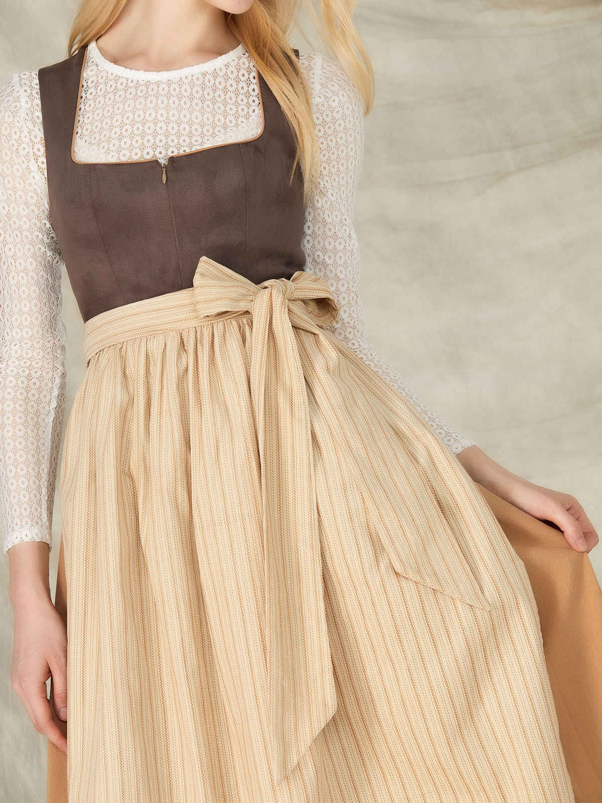 Modernes Dirndl in Braun