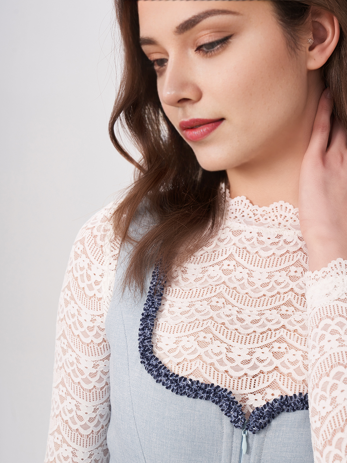 Modernes Dirndl mit hochgeschlossener Bluse in Blau