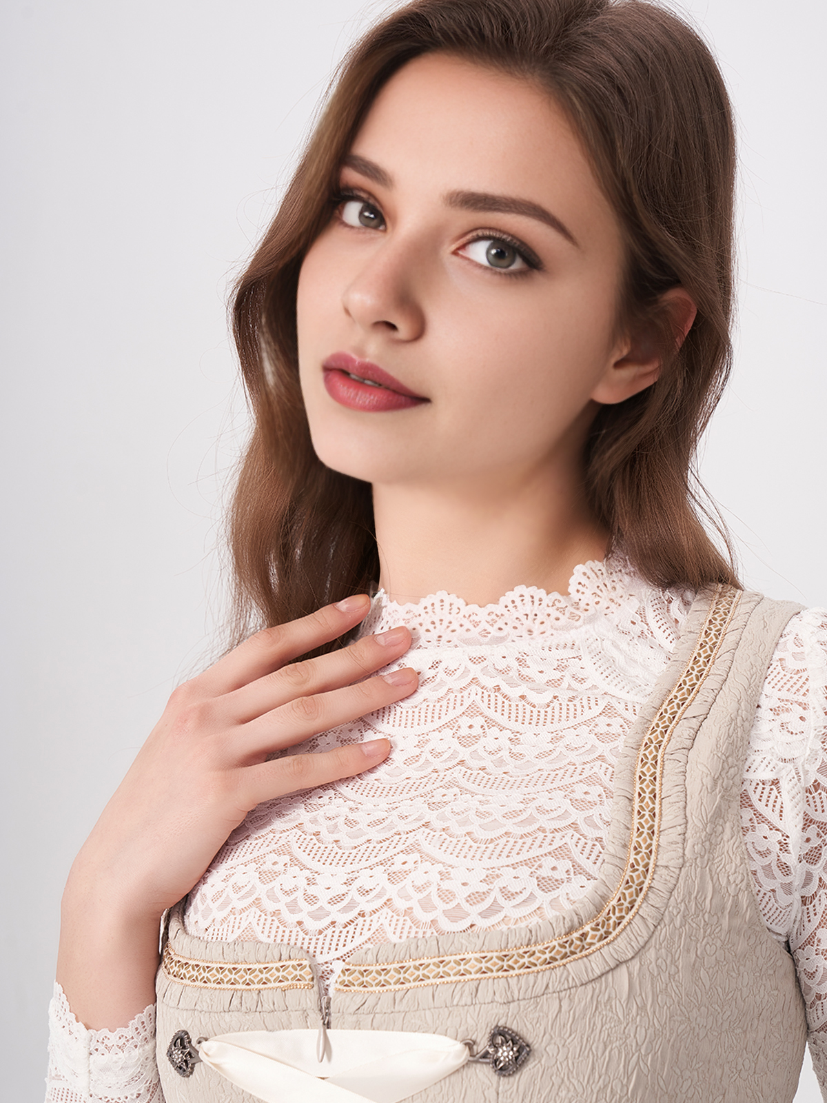 Blaues Dirndl mit modernen Accessoires