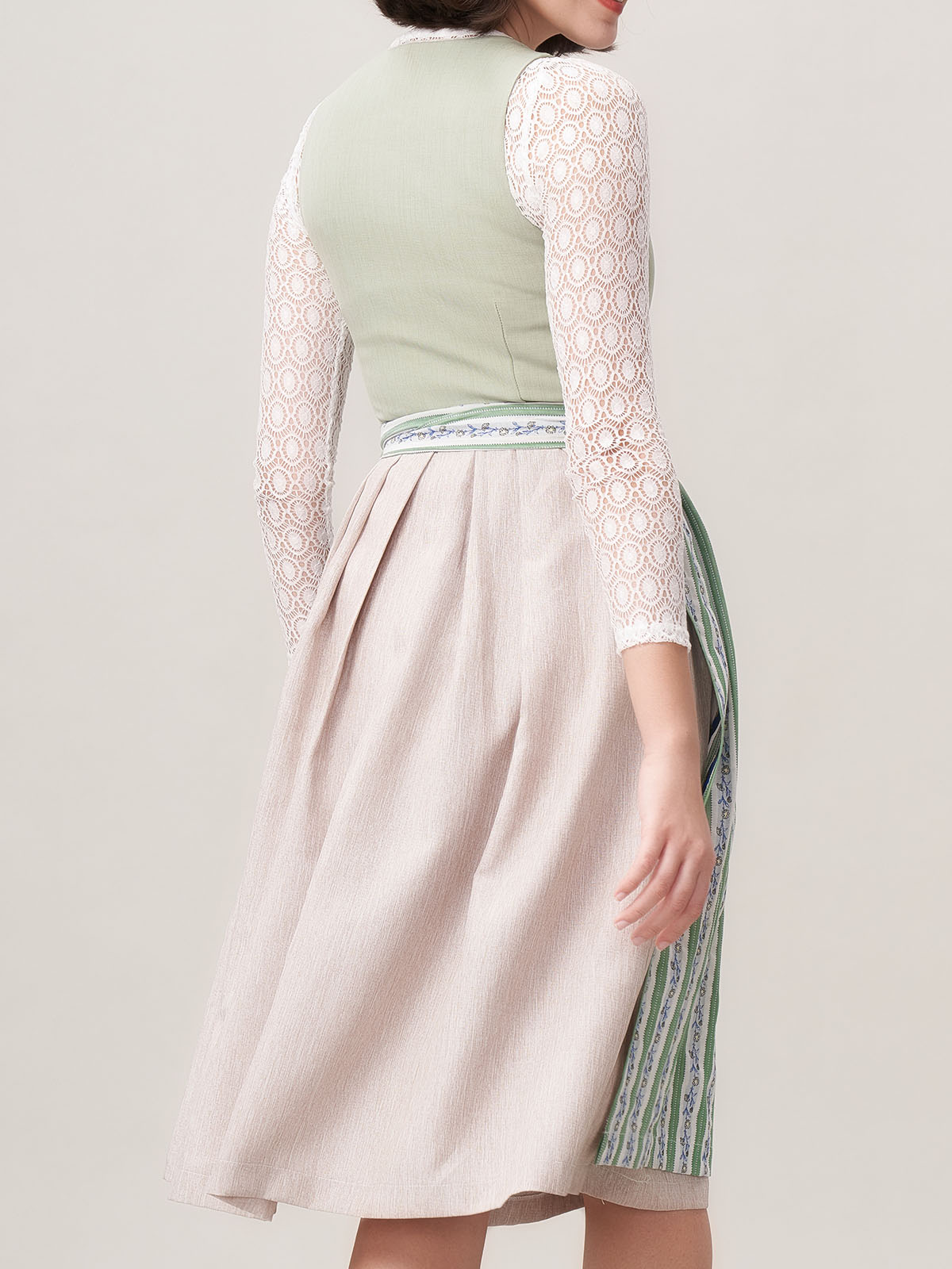 Dirndl in Grün mit floralen Details