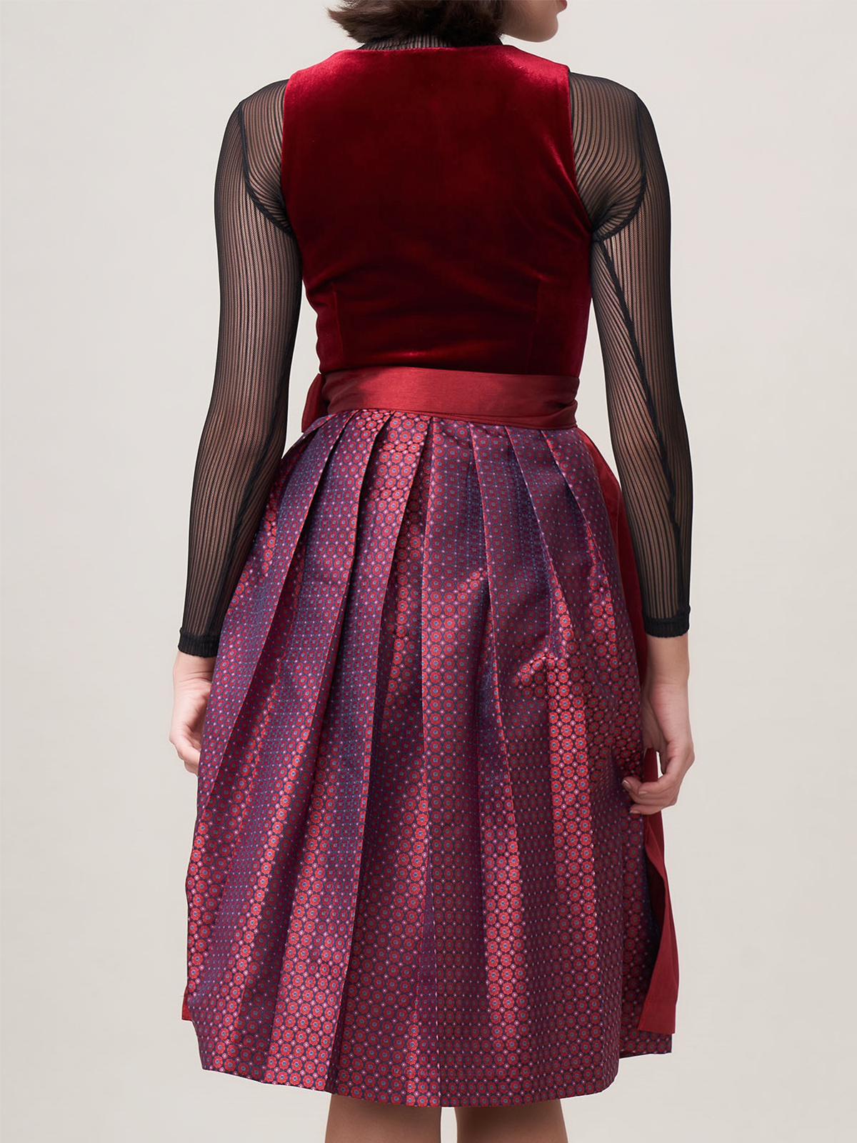 Modernes Dirndl in Rot – perfekt für den urbanen Stil