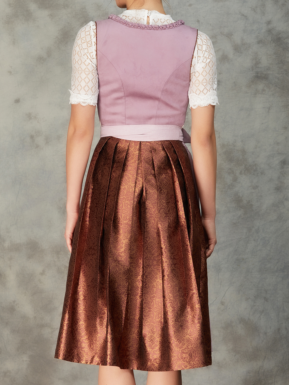 Moderne dunkelgrüne Dirndlbluse mit raffiniertem Schnitt