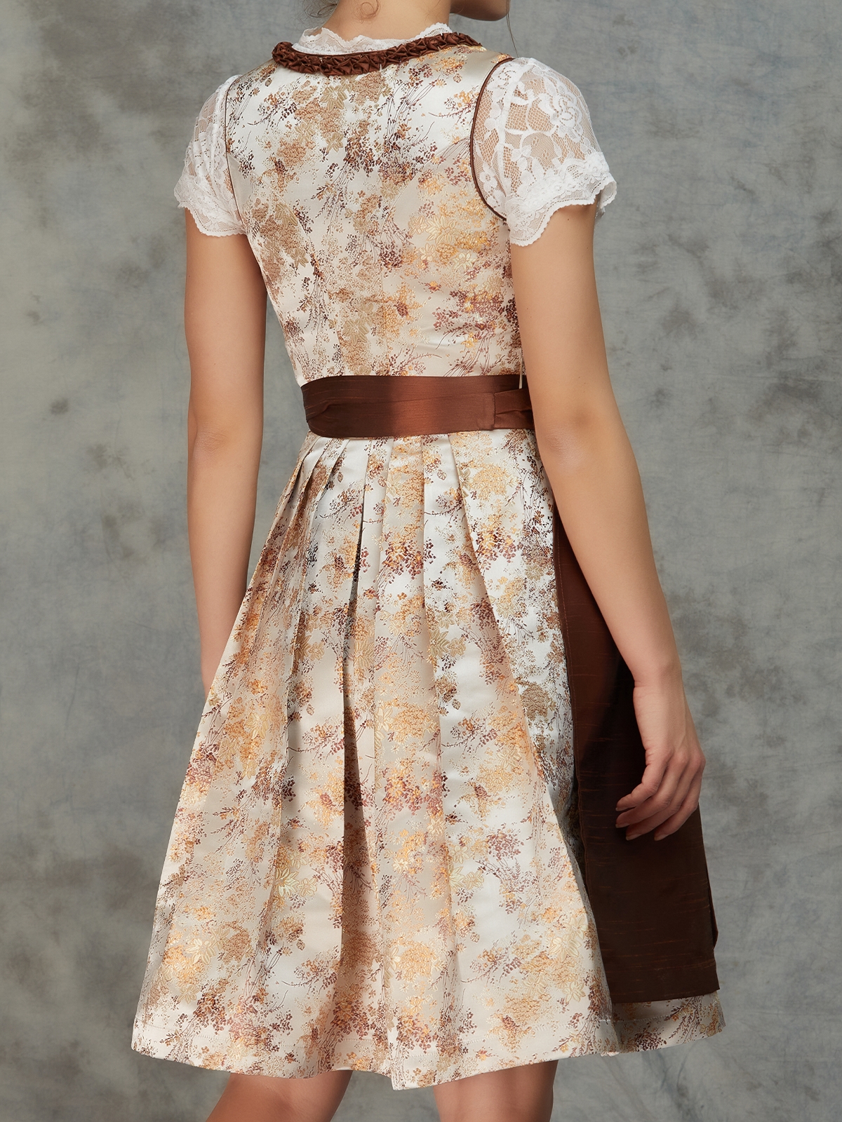 Dirndl in dunkelblauem Samt – ein Blickfang für jeden Anlass