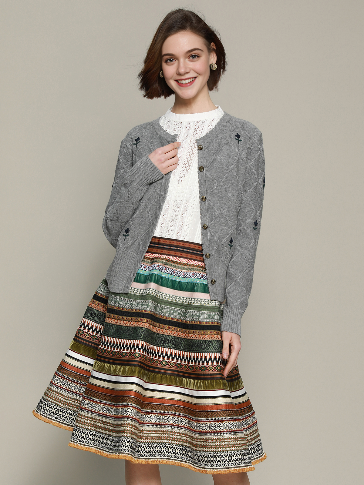 Ein elegantes grünes Ja Mei Dirndl mit modernem Schnitt