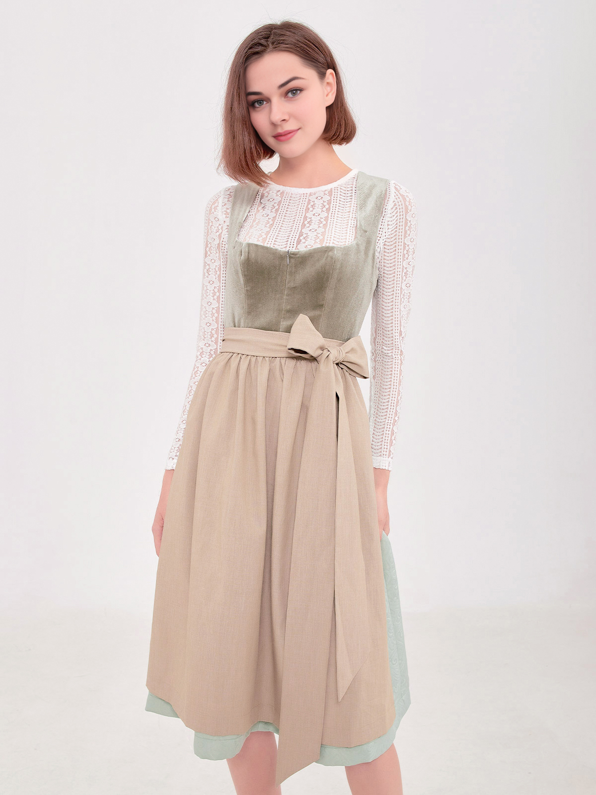 Graues Dirndl mit modernem Chic