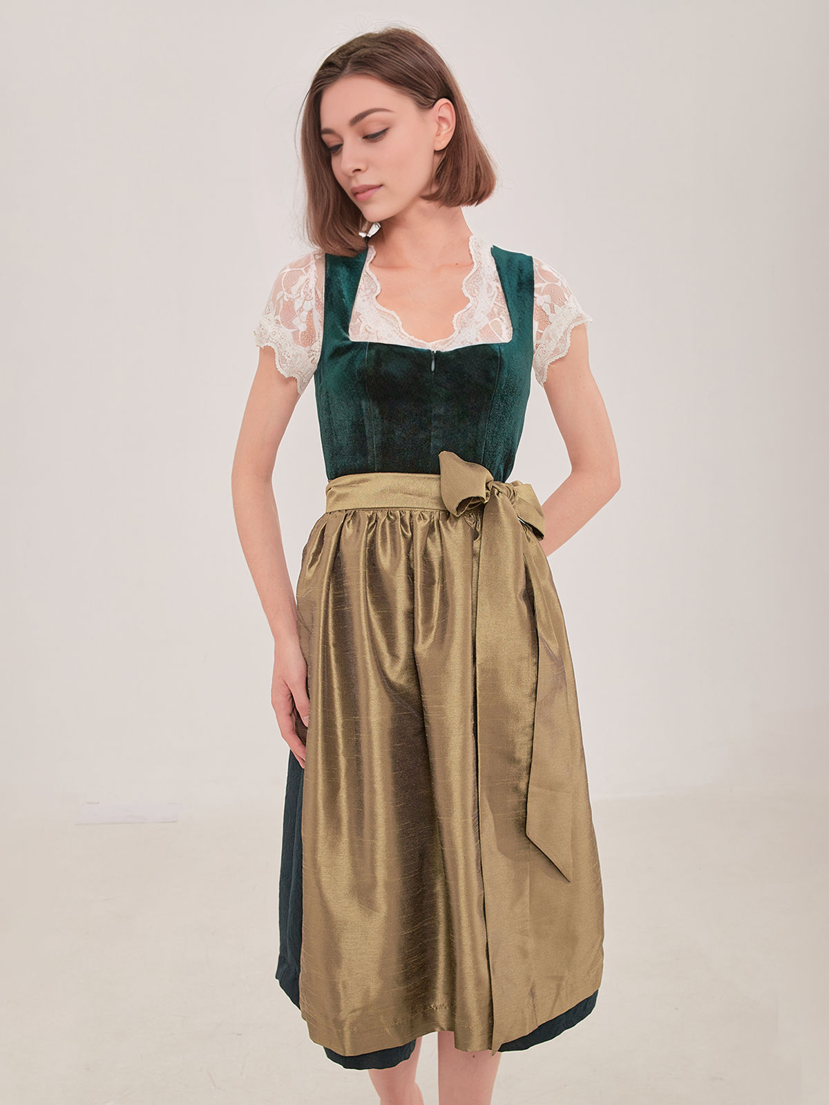 Modernes Dirndl in Grün – perfekt für den urbanen Look