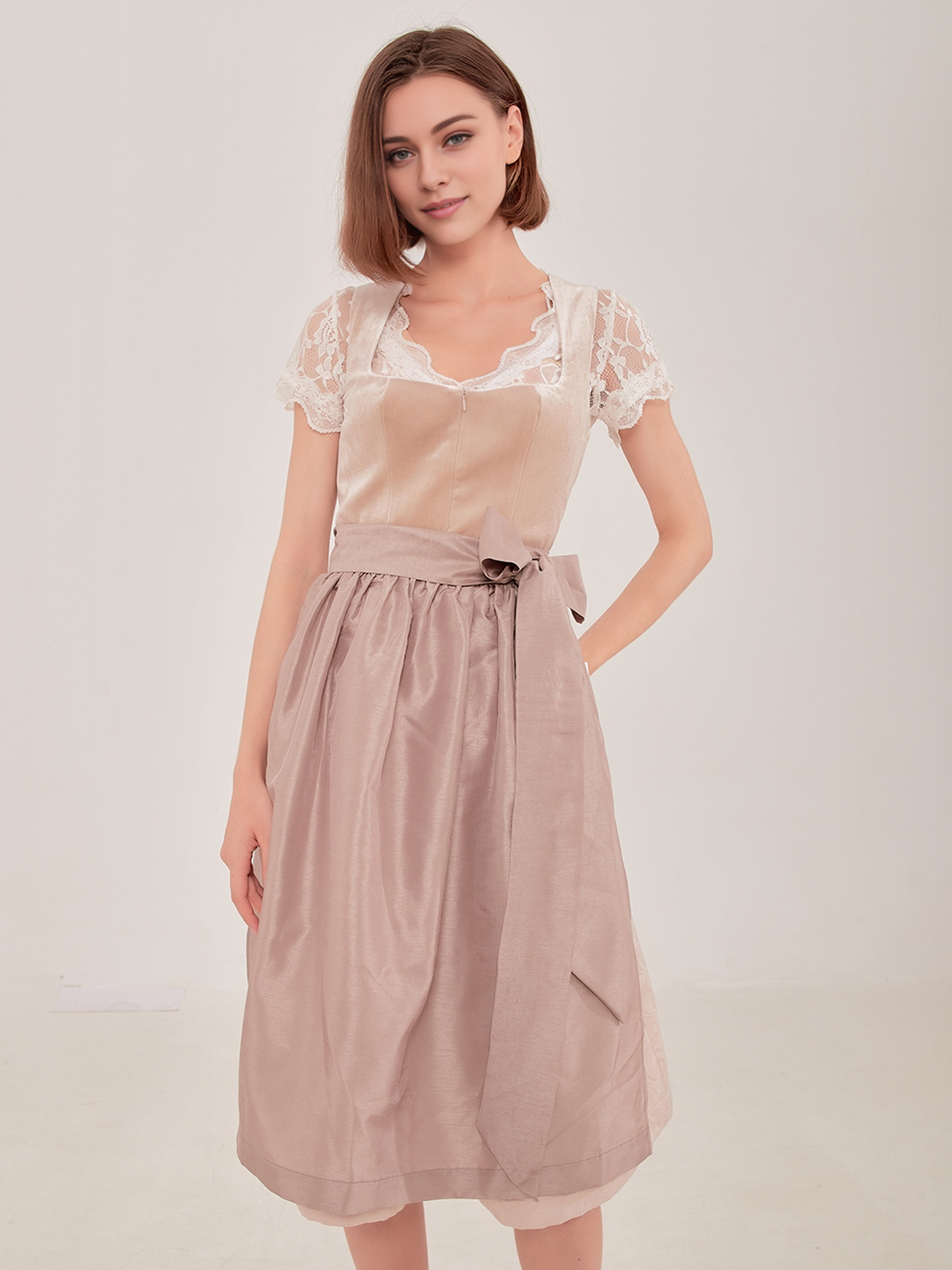 Dirndl in Braun mit modernem Schnitt