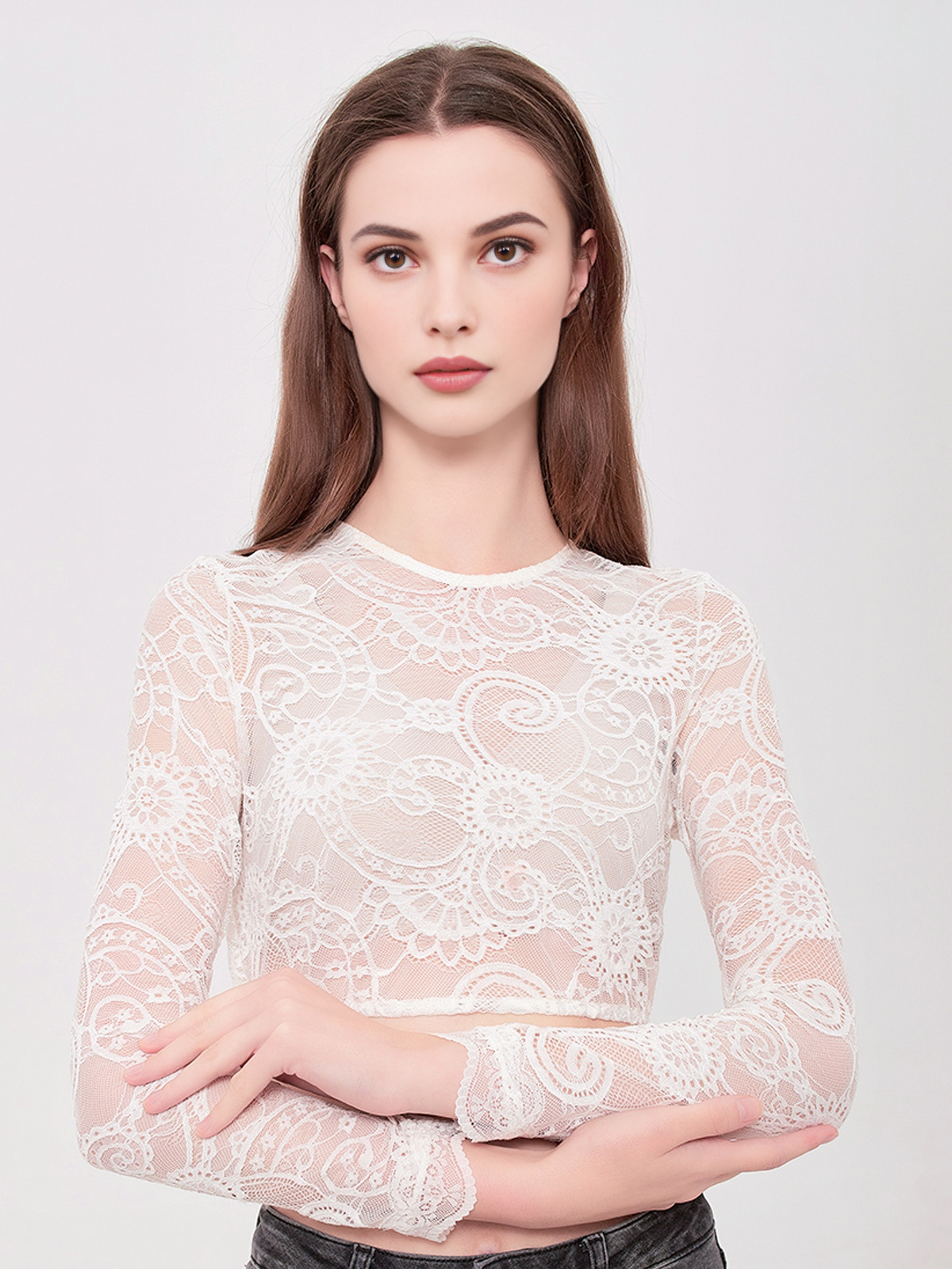 Modernes Dirndl mit weißer Bluse