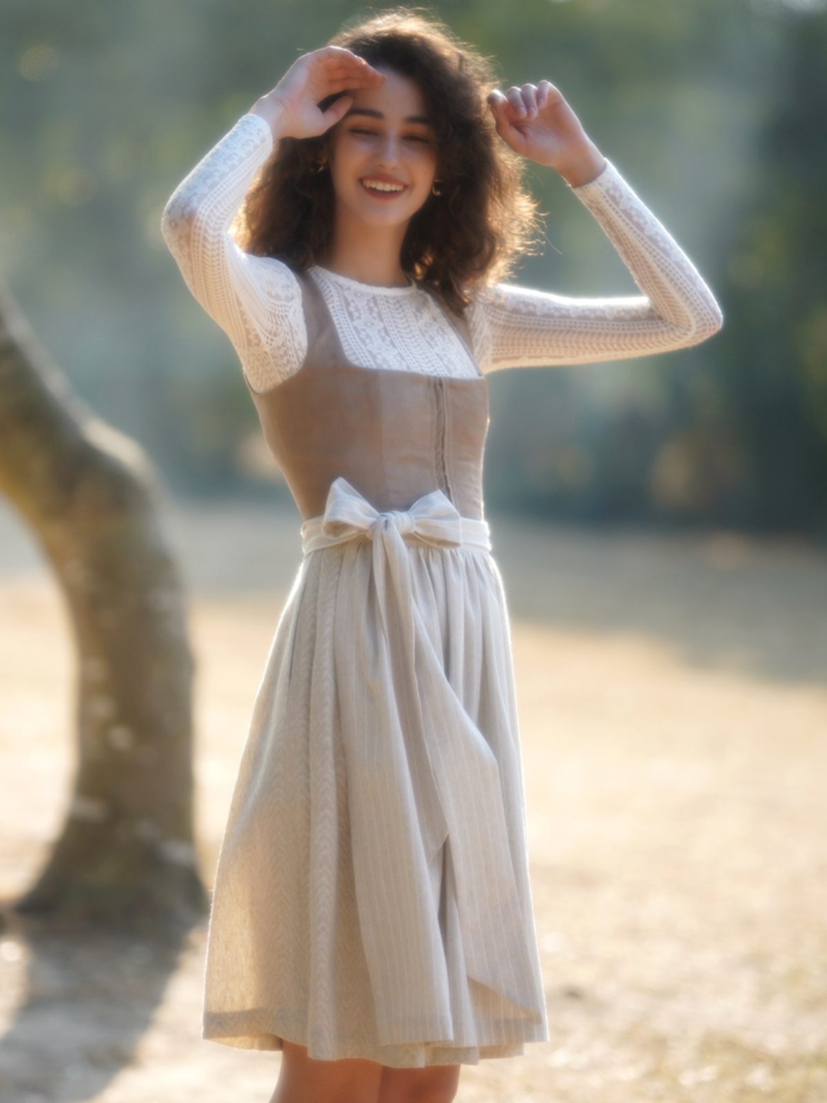 Ein dunkelrotes Dirndl mit feinen Details