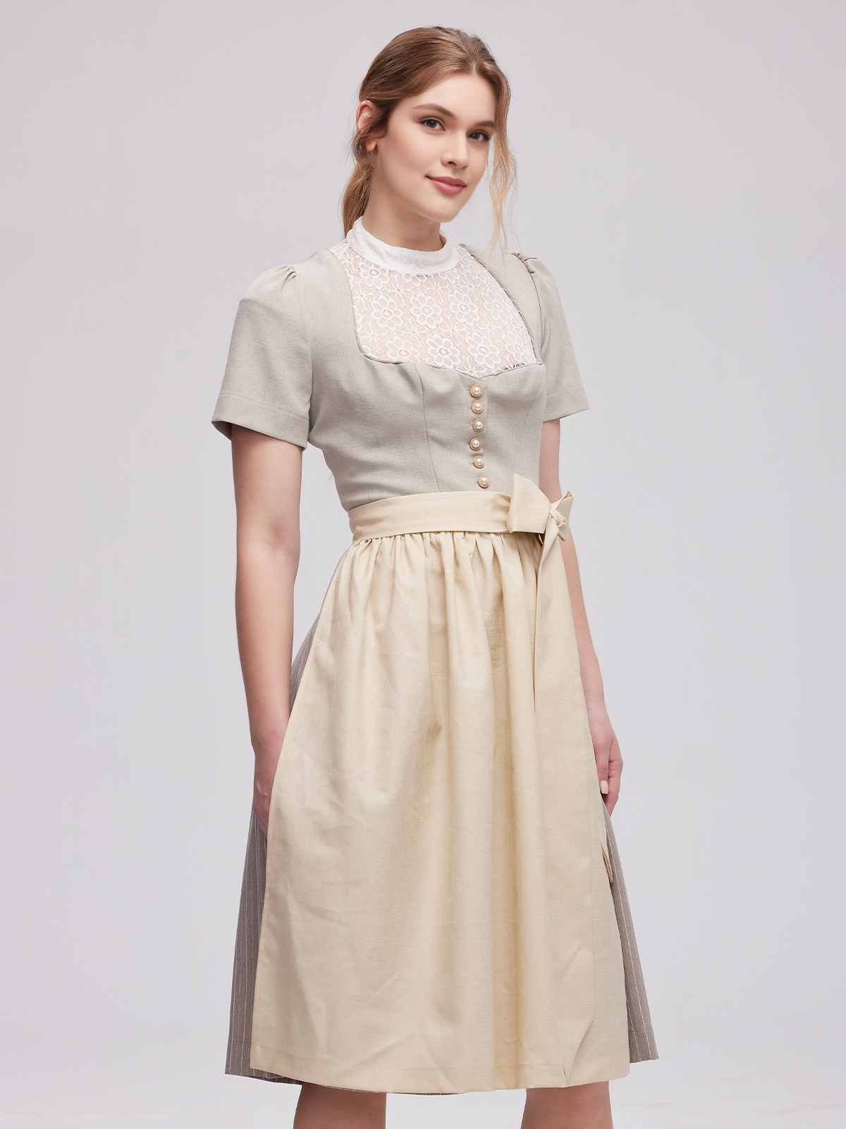 Modernes graues Dirndl mit figurbetonter Silhouette