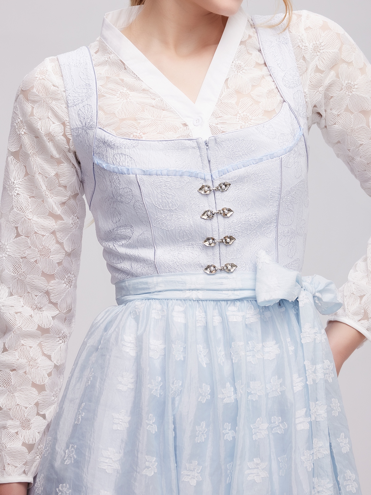 Elegantes schwarzes Dirndl mit blauer Schürze