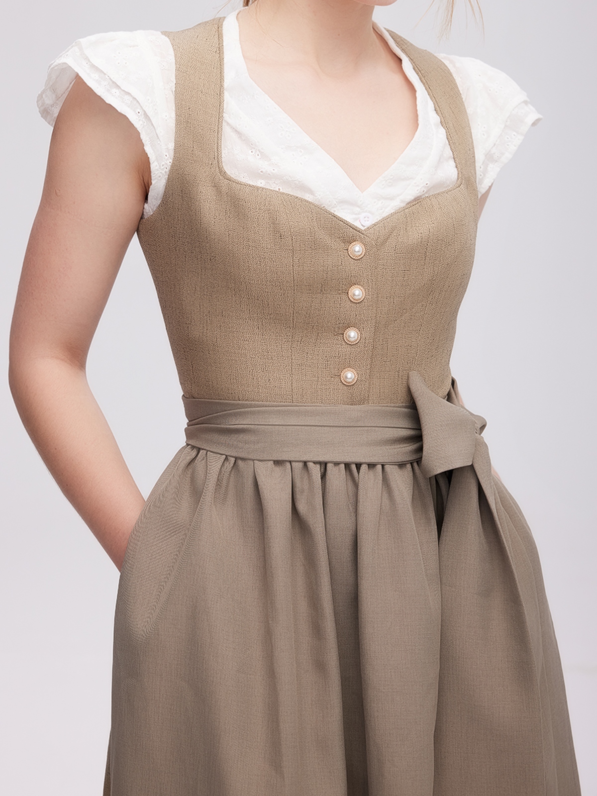 Dirndl Mintgrün auf einer Blumenwiese