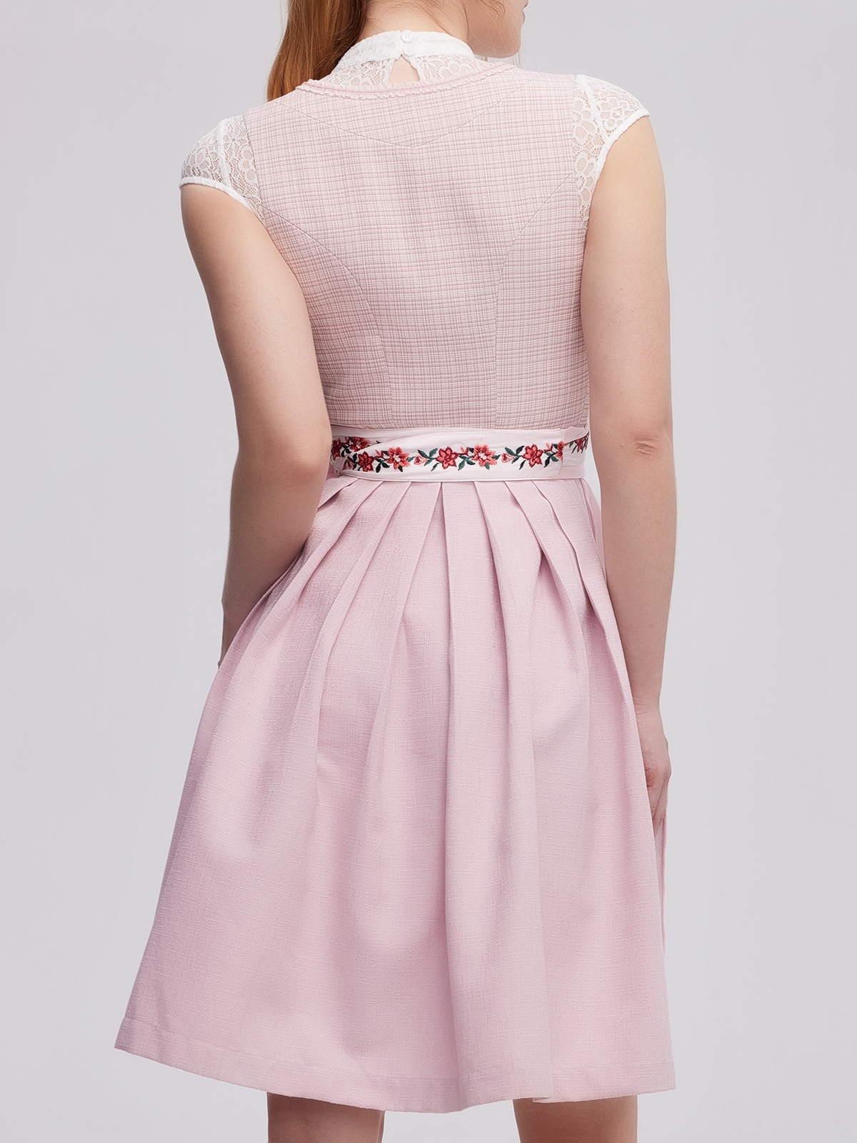 Modernes Dirndl in Rosa mit figurbetonter Silhouette