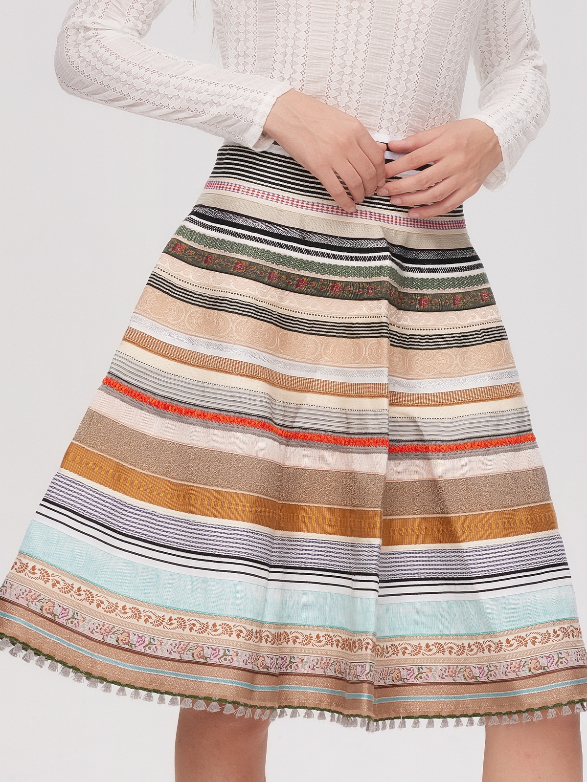 Modernes Dirndl in Gelb mit innovativem Schnitt