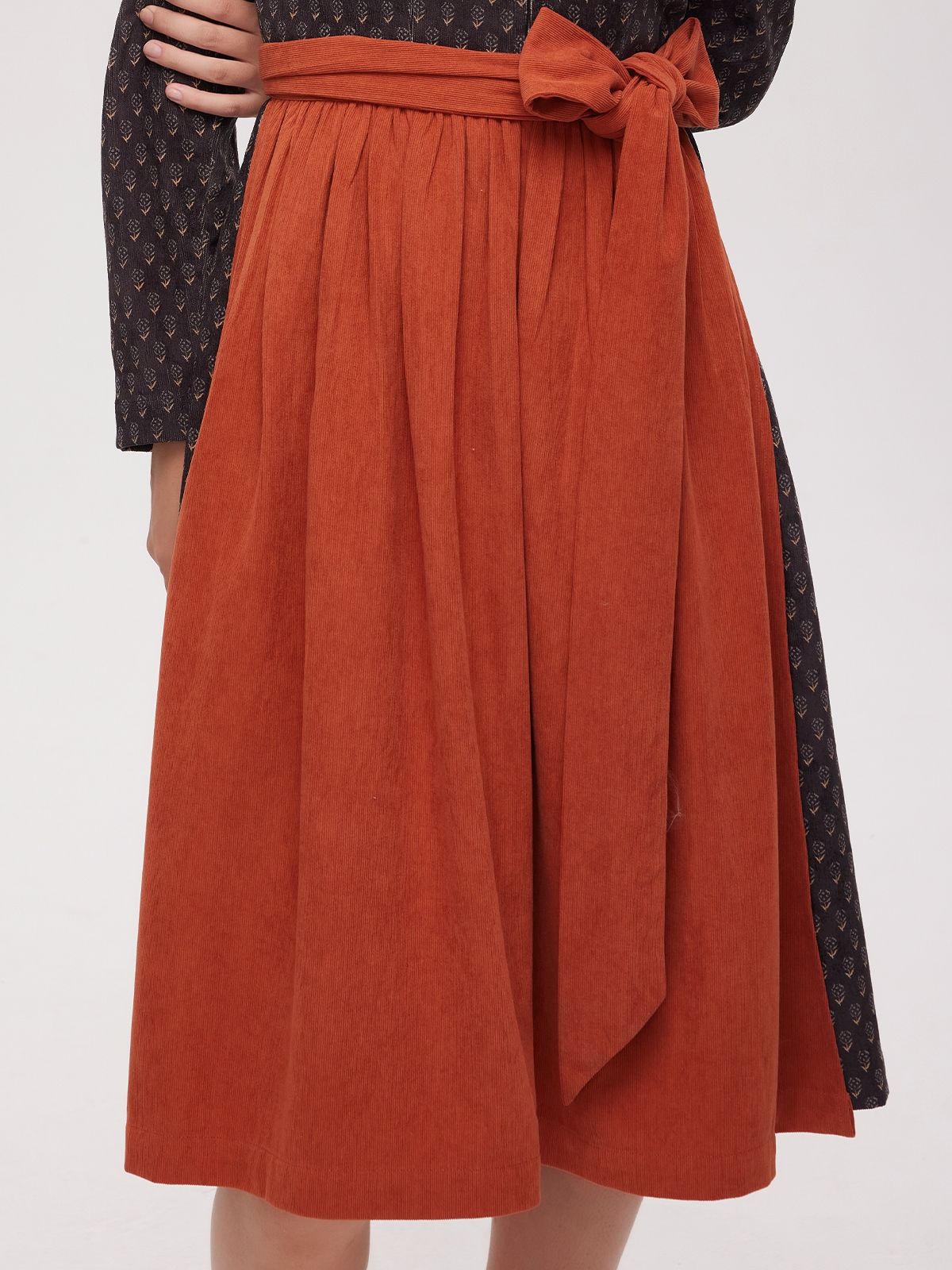 Rosen Dirndl in Schwarz mit romantischen Blumenmustern