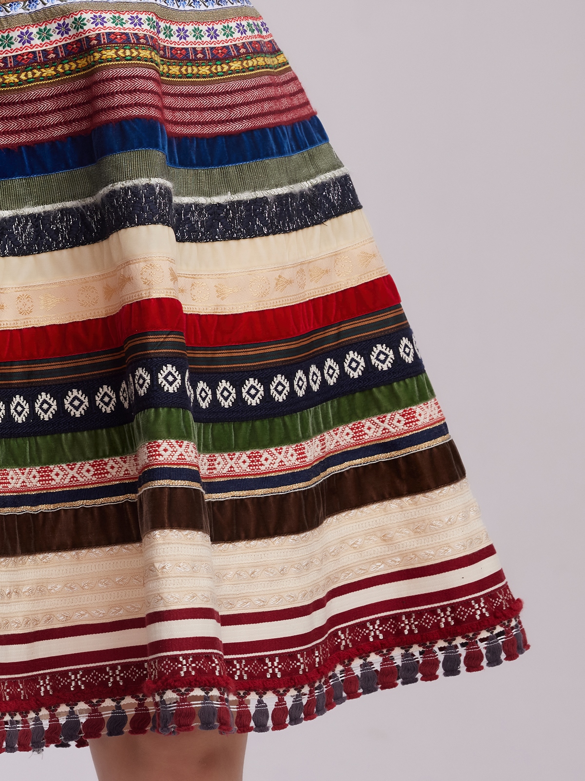 Dirndl in Rot mit traditioneller Schürze