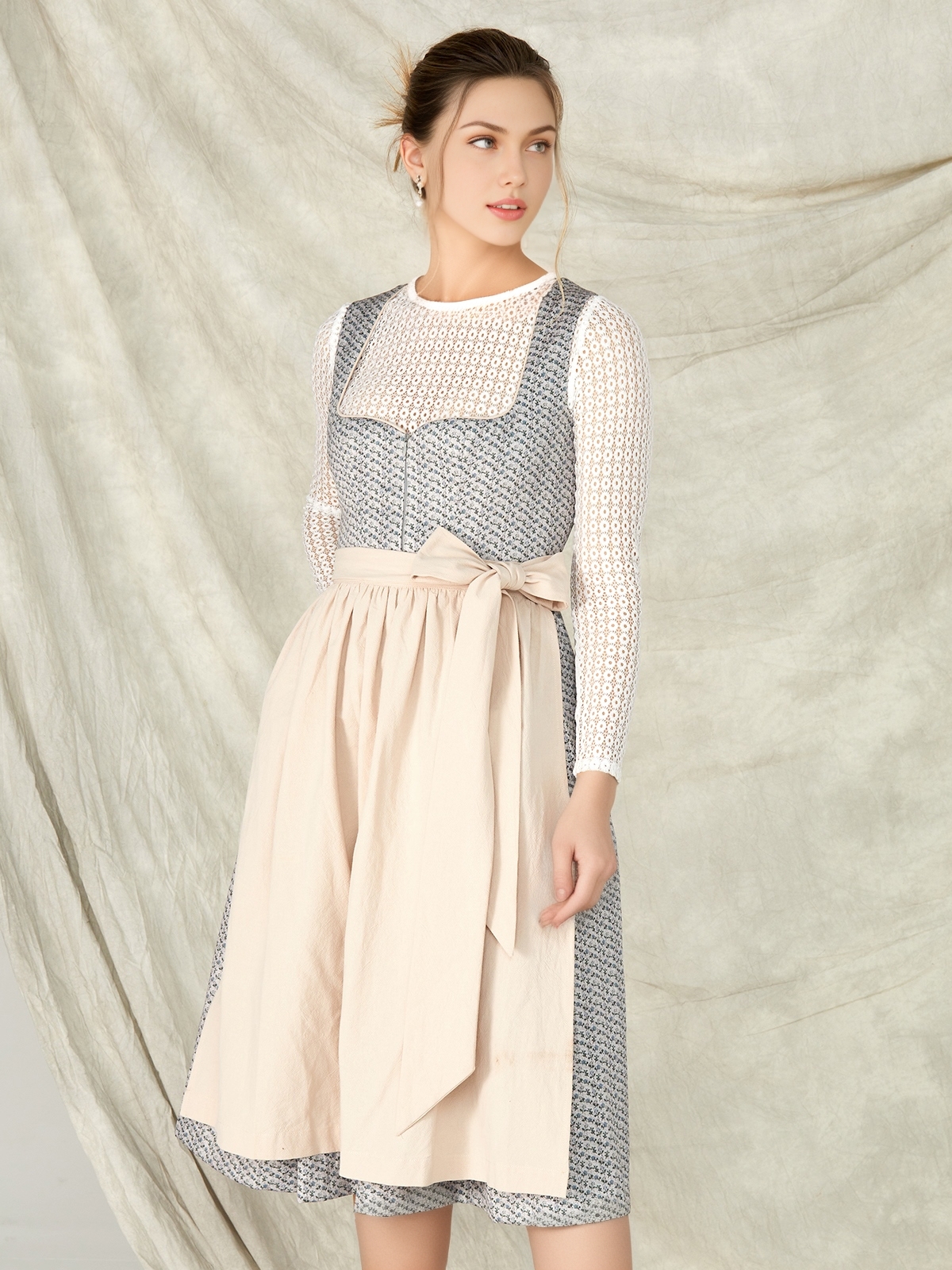 Moderne Dirndlbluse mit V-Ausschnitt in Blau