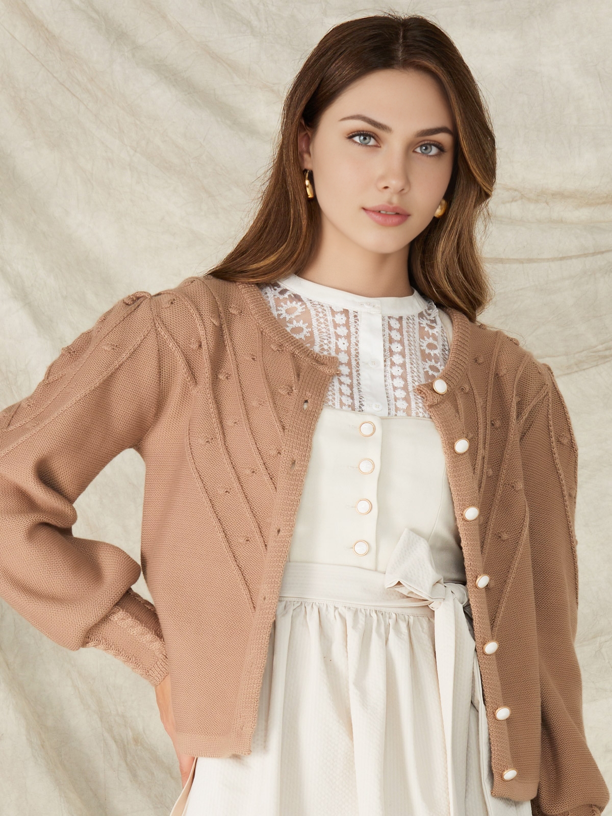 Traditionelles Dirndl in Braun mit modernen Akzenten