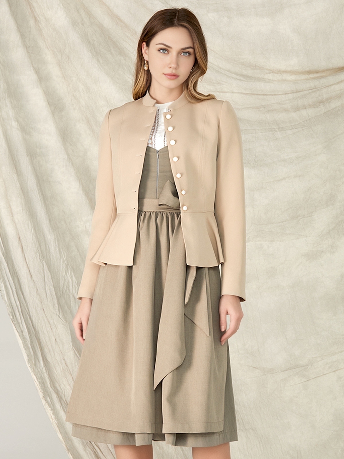 Modernes Dirndl in Beige