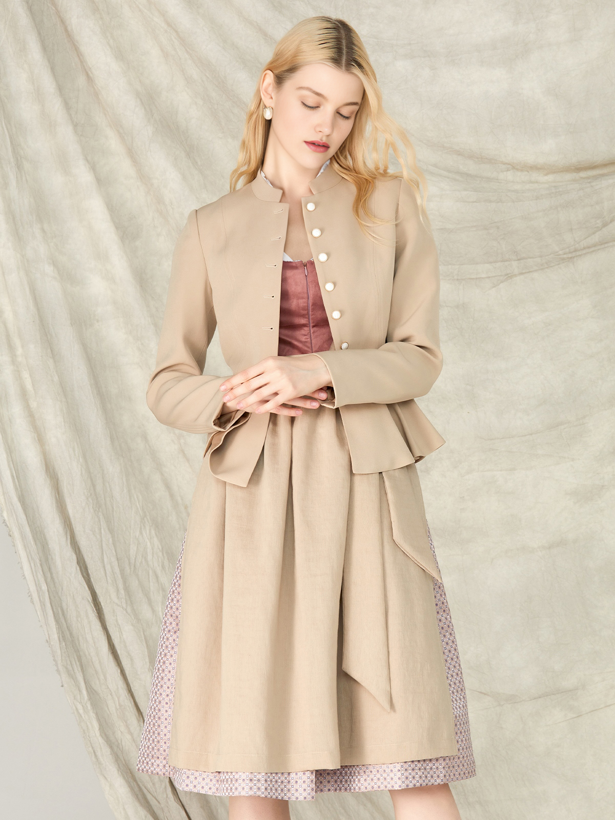 Modernes Dirndl in Braun