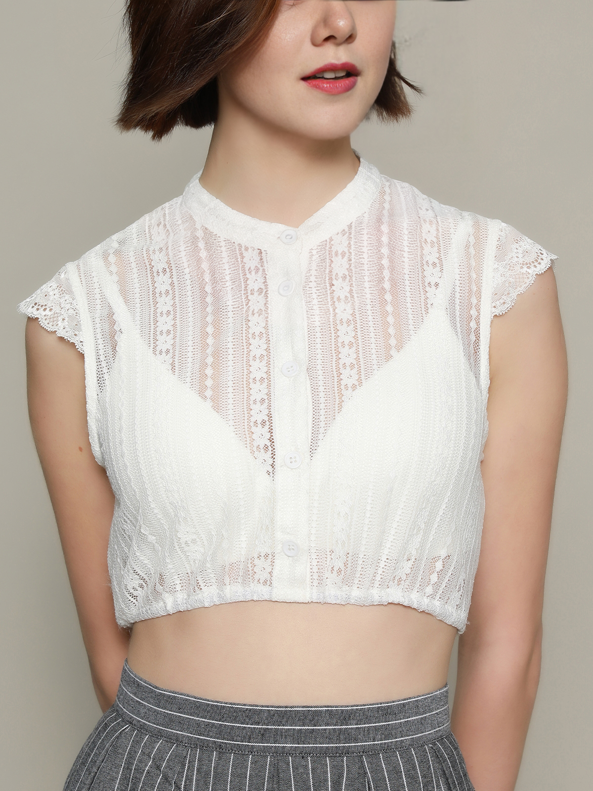 Modernes weißes Dirndl mit Spitzenverzierungen