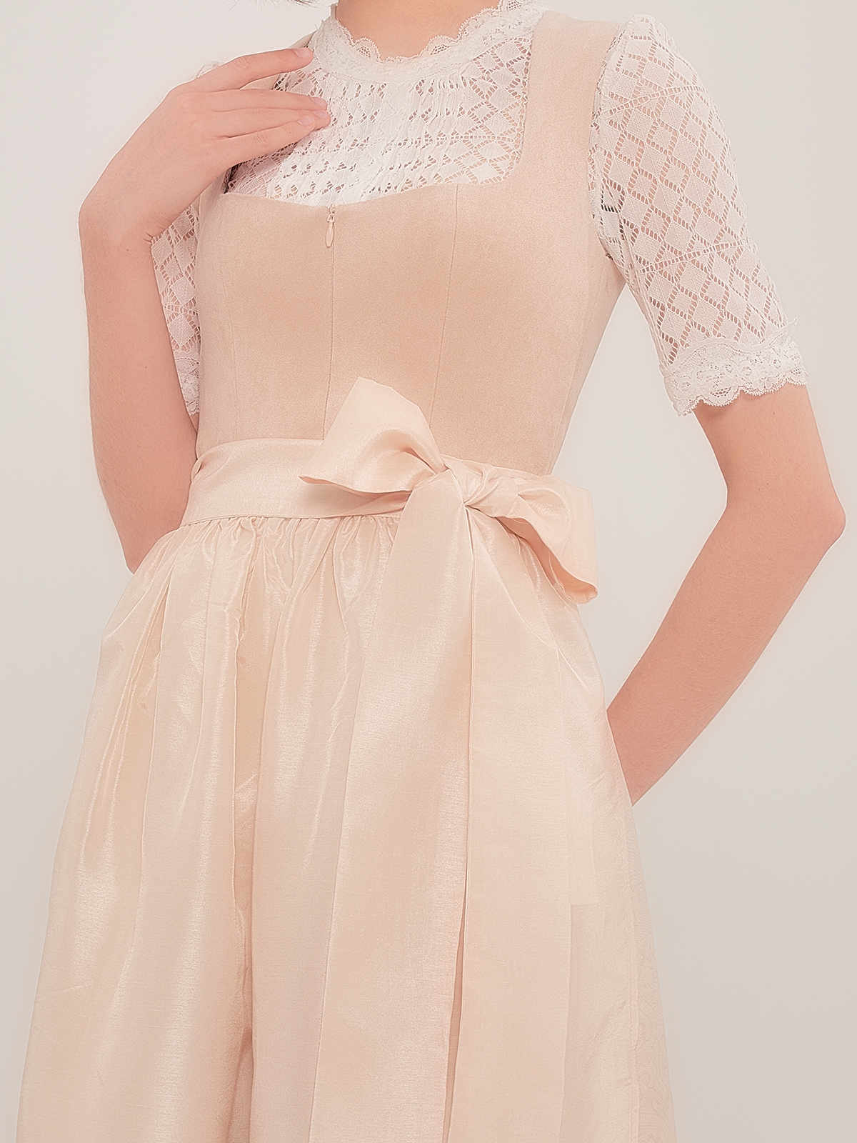 Dirndl Look in Beige – zeitlos elegant