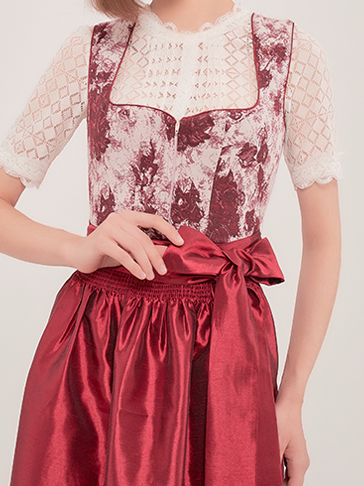 Elegantes grau Dirndl mit floralen Details