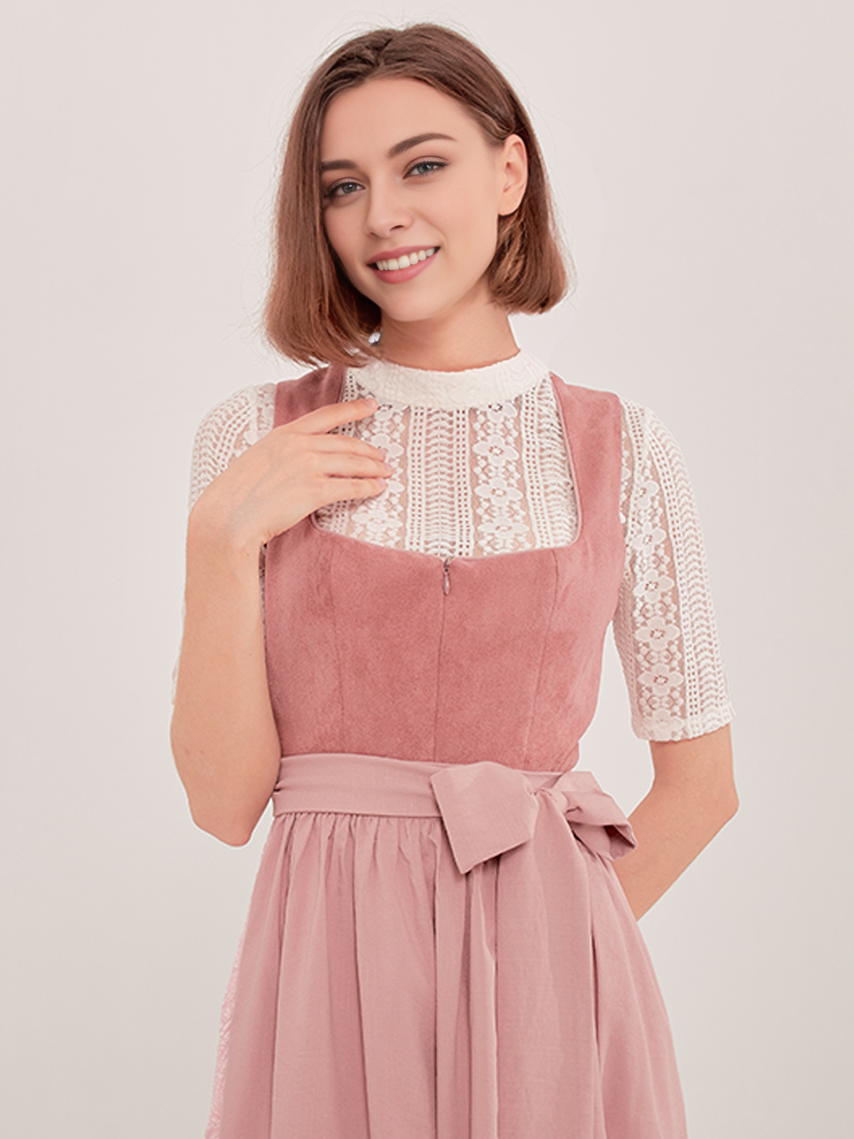 Ein rosa Samt Dirndl mit aufwendiger Stickerei
