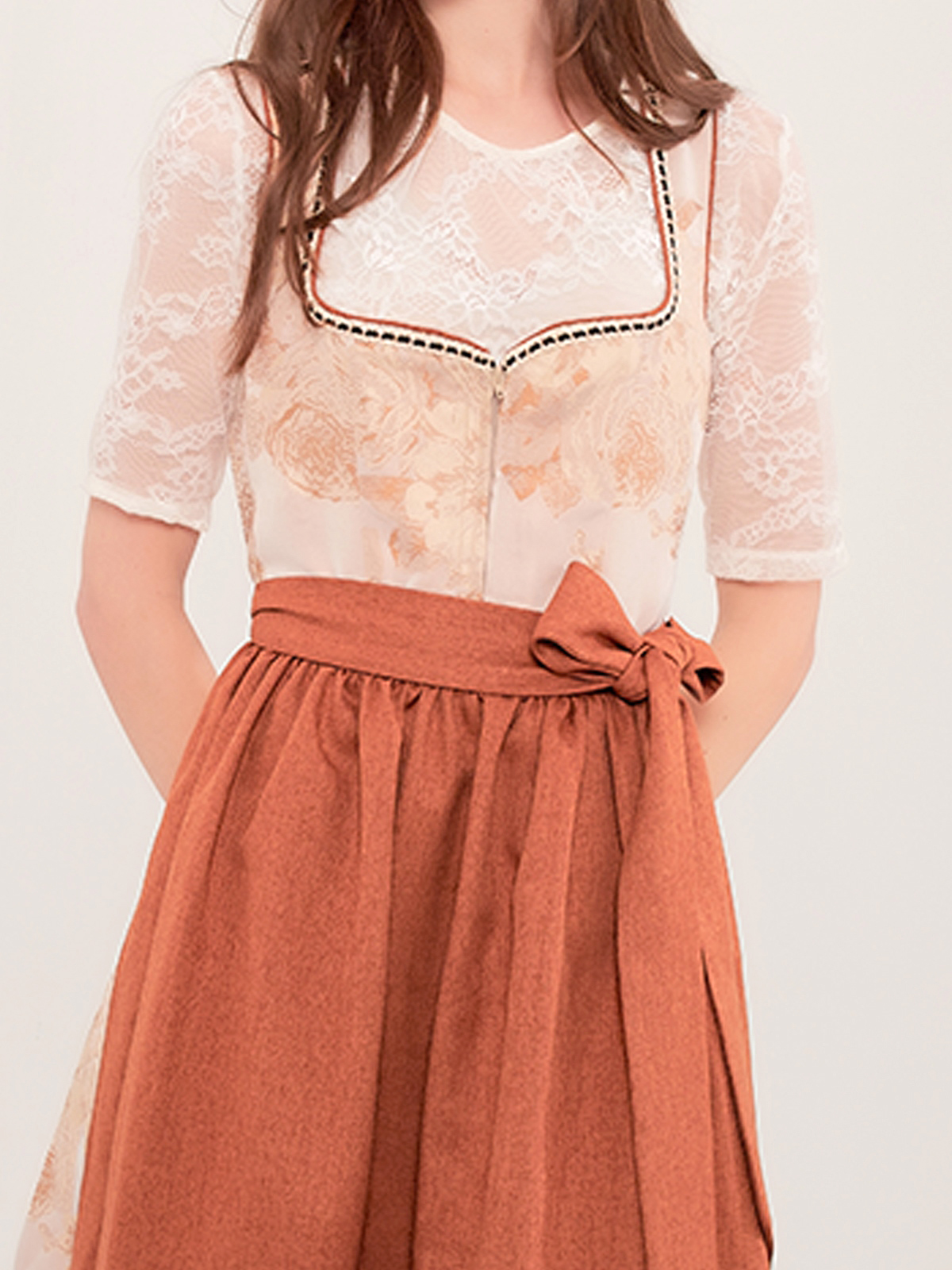 Flieder Dirndl mit eleganter Weste