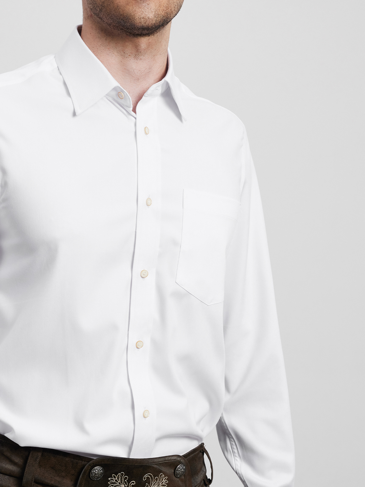 Modernes Dirndl mit weißer Bluse