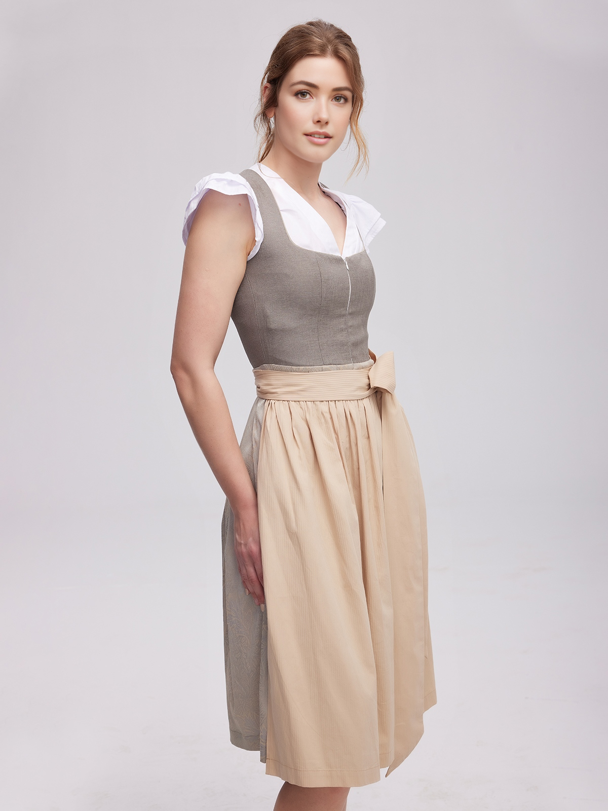 Dirndl mit langer Bluse in Grau