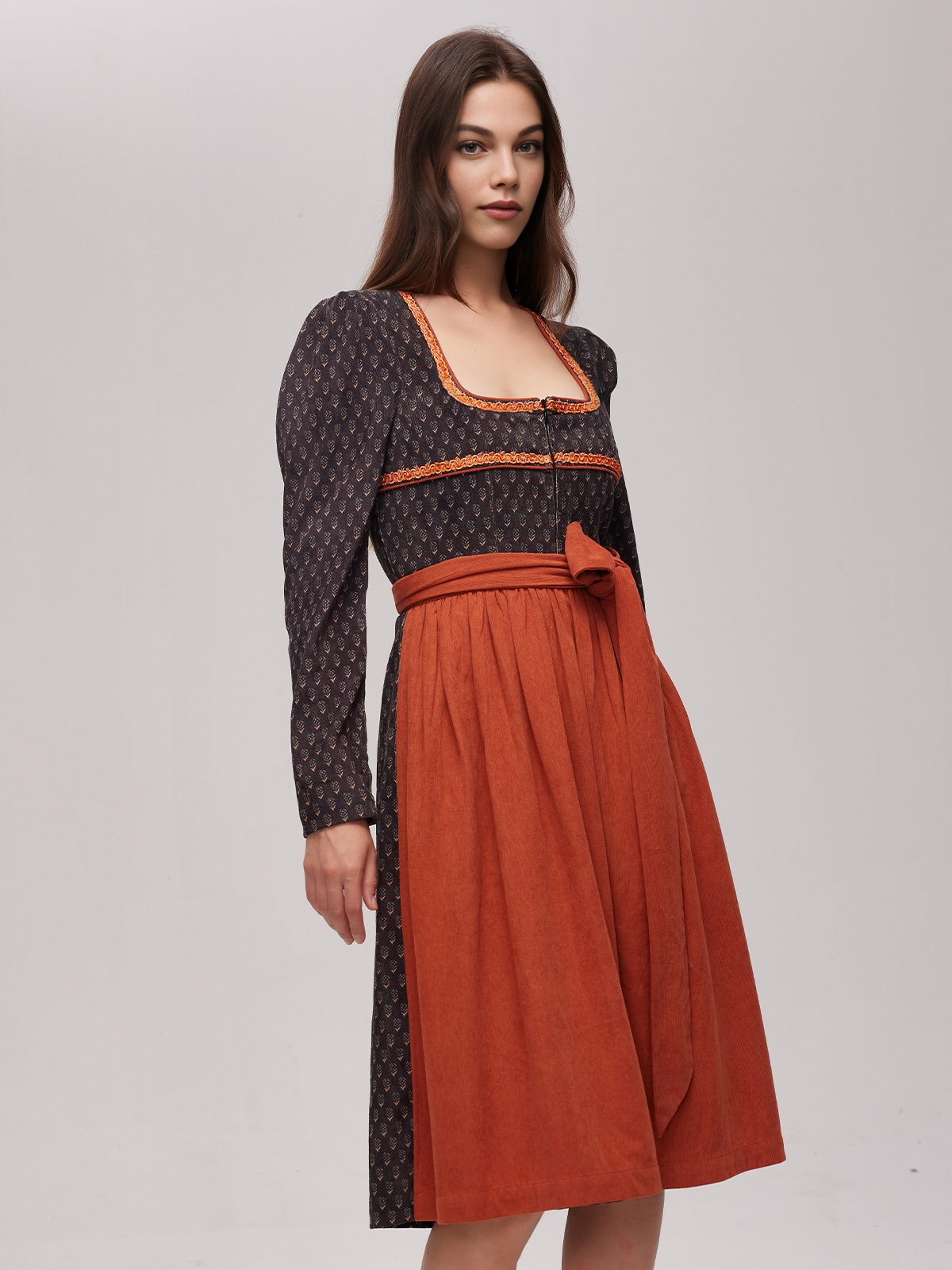 Dirndl in Schwarz mit Spitzenbody Weiß