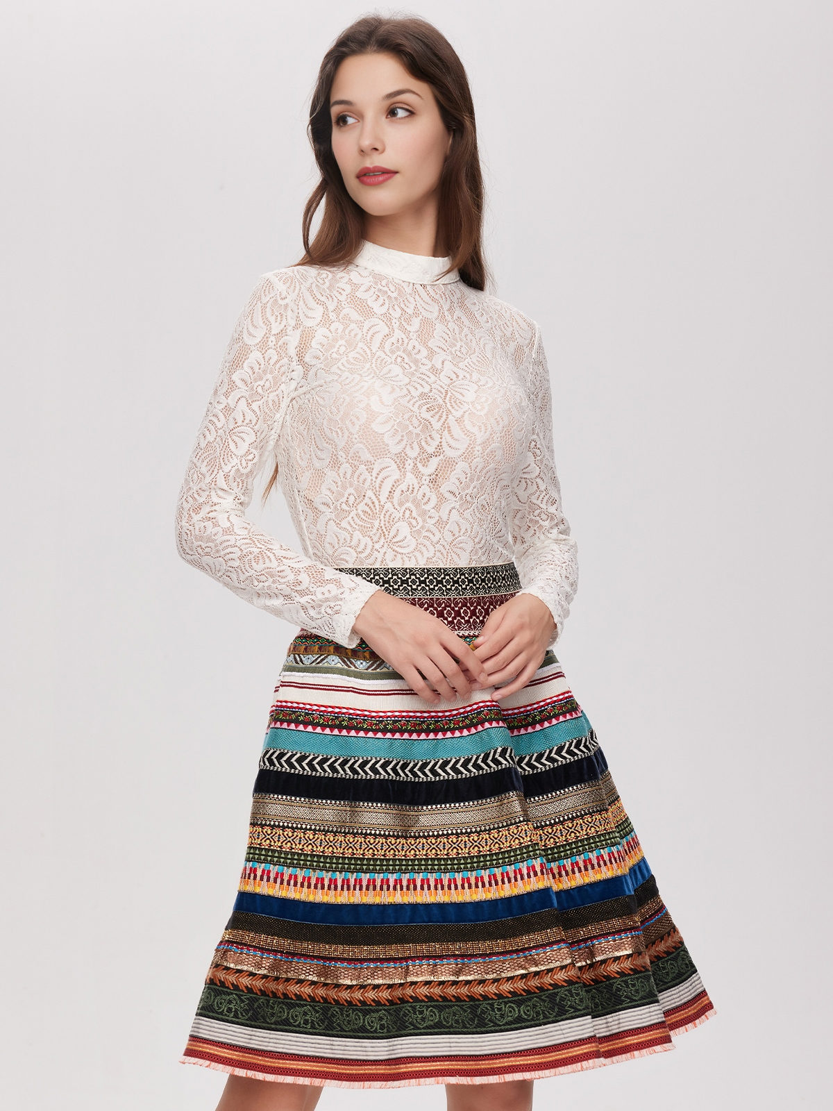 Ein elegantes rosa Samt-Dirndl mit floralen Details