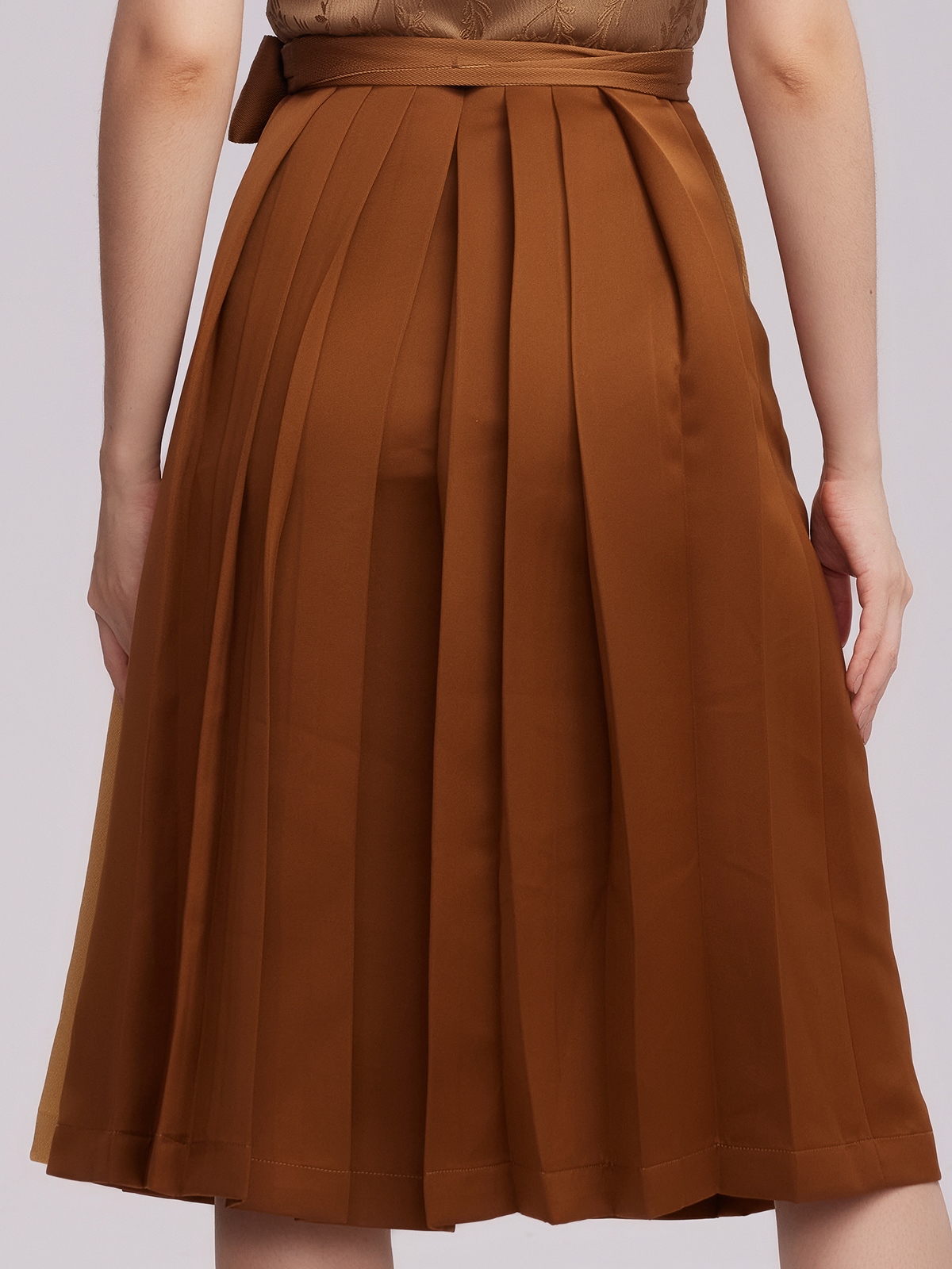 Modernes Dirndl in Gelb – perfekt für den urbanen Look