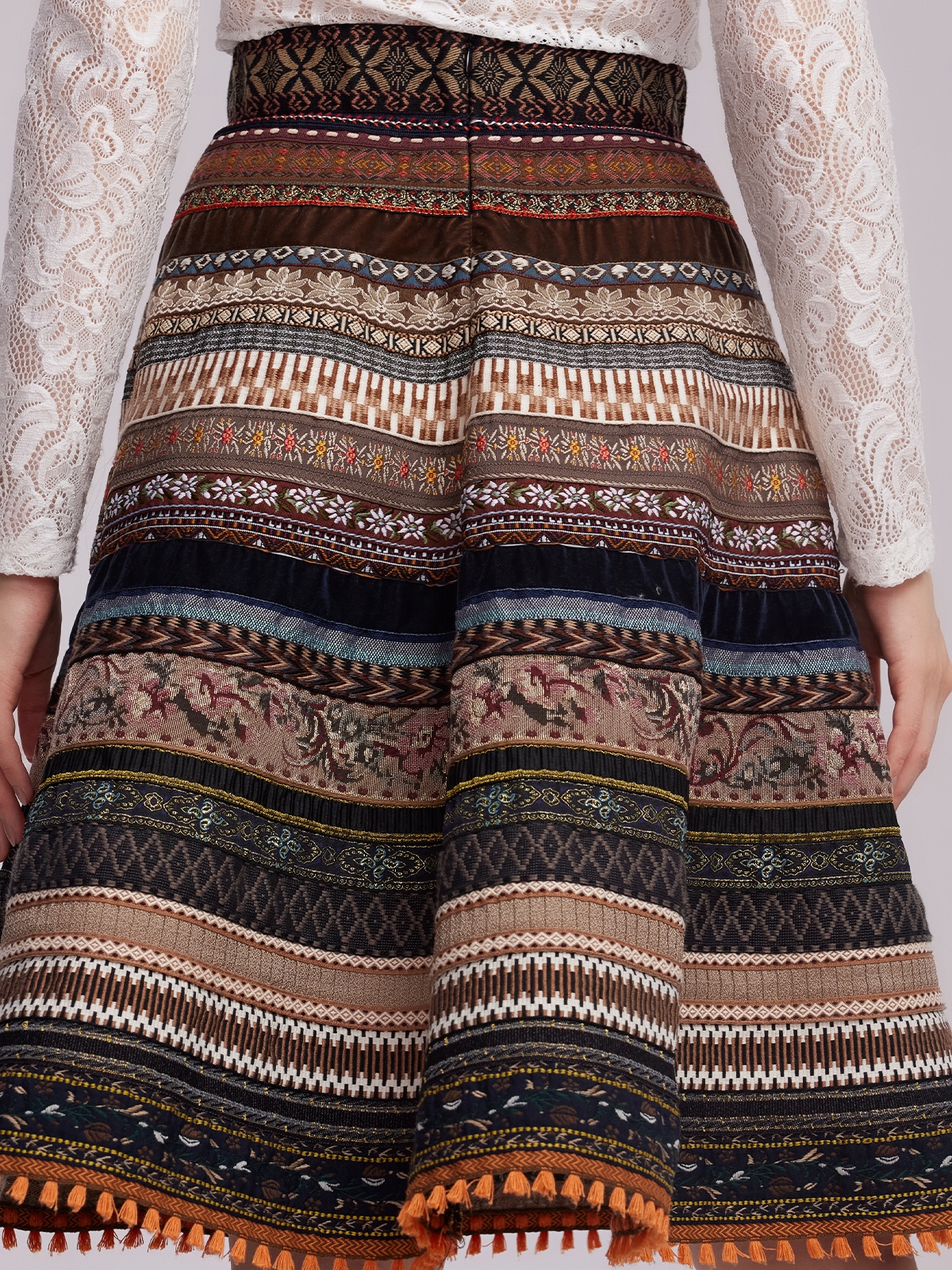 Graues Dirndl mit stilvoller Bluse