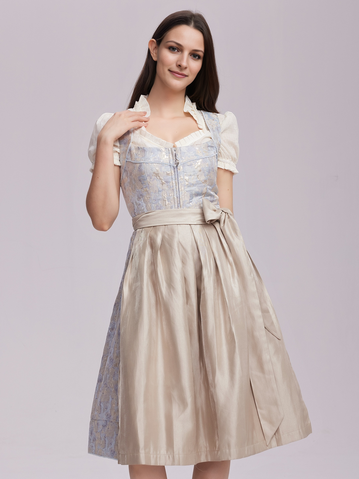 Authentisches blaues Dirndl mit Spitzenbesatz