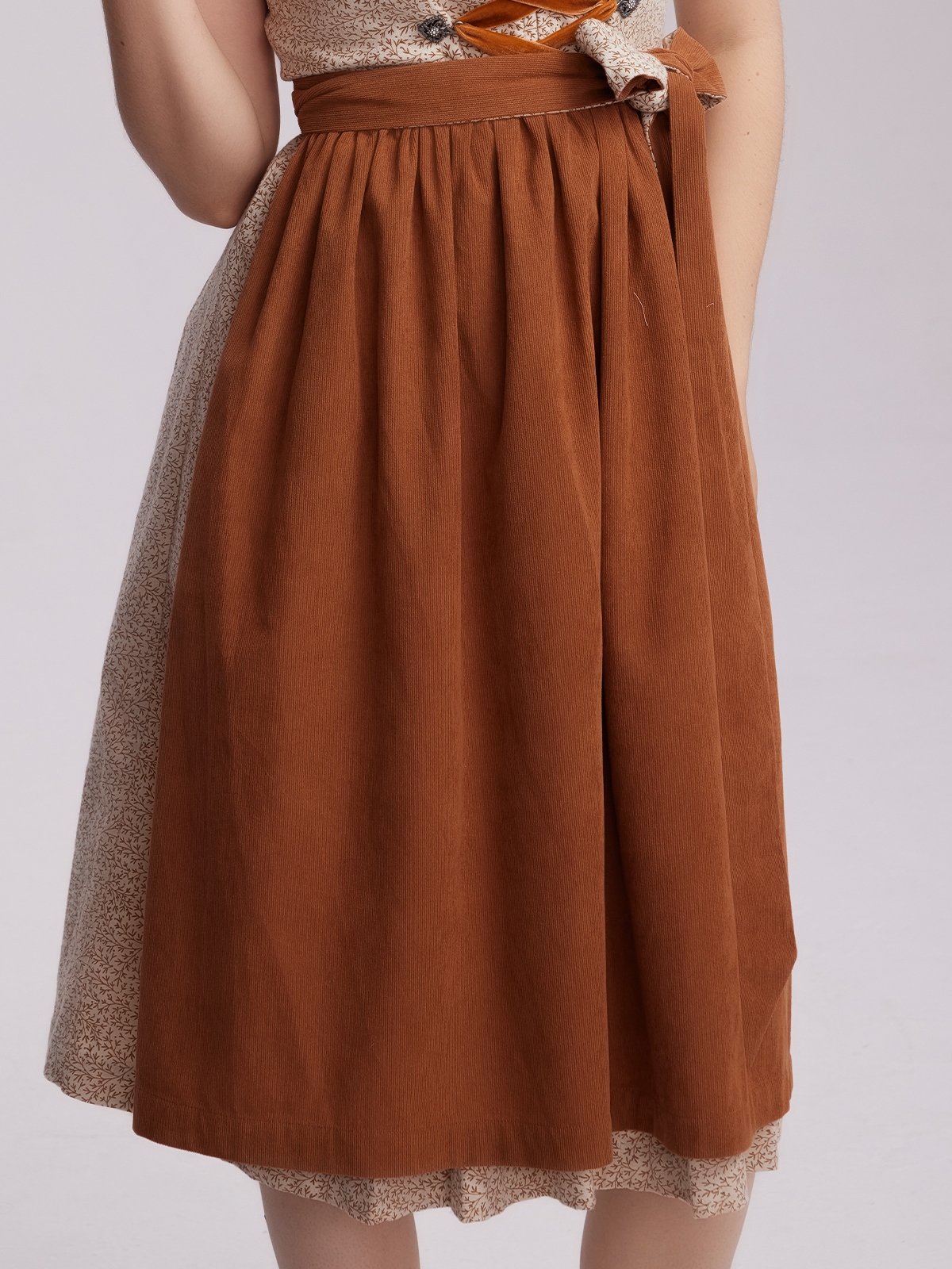 Dirndl in Midi-Länge