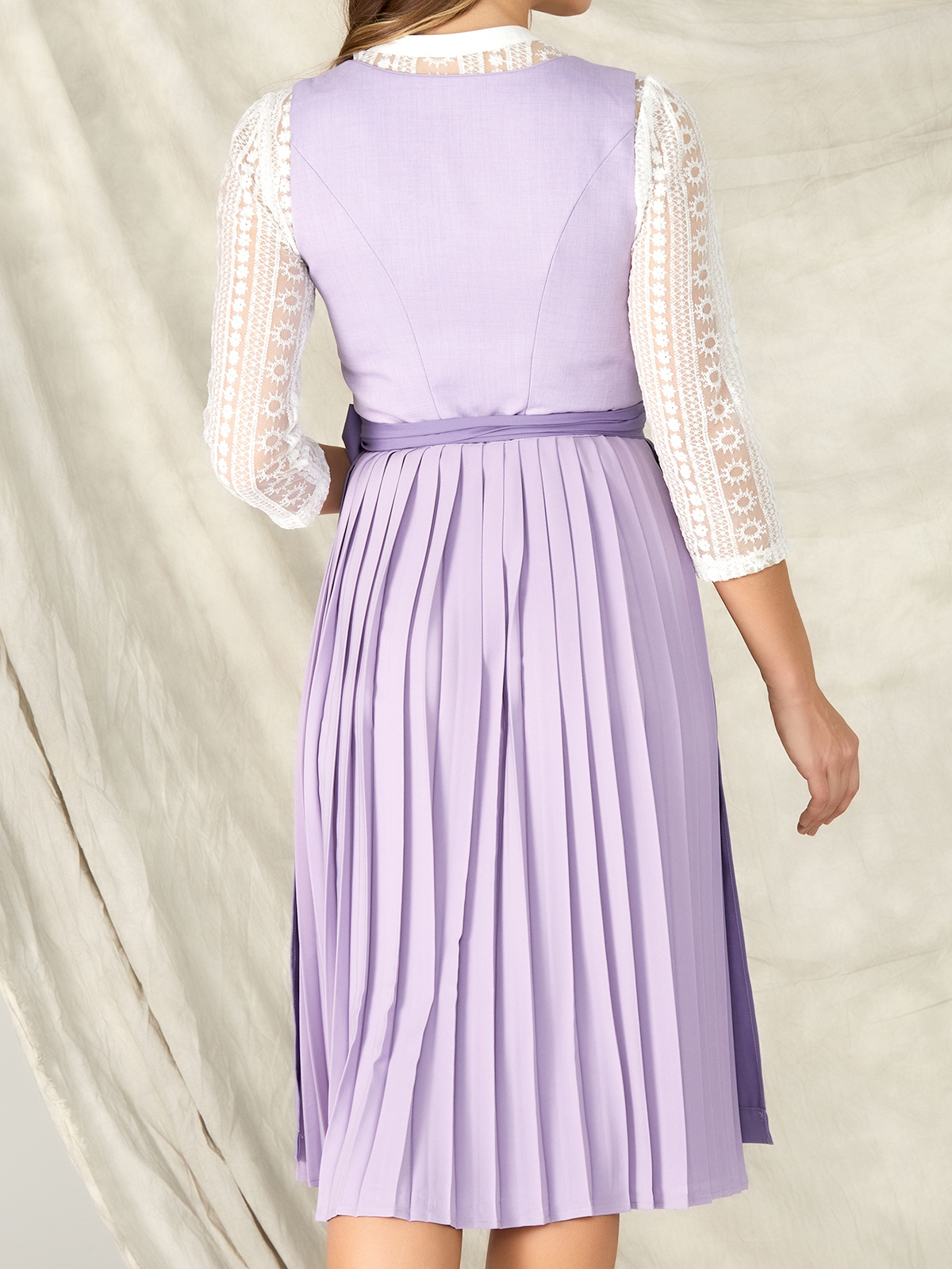 Modernes Lila-Dirndl mit schmaler Silhouette