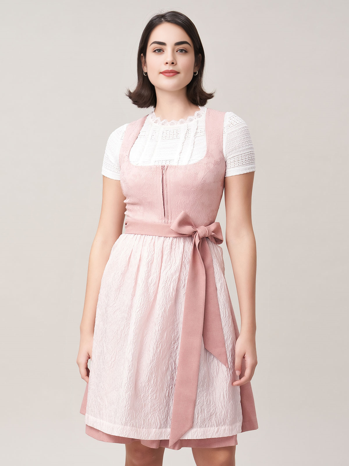 Grünes Dirndl mit traditionellem Schnitt