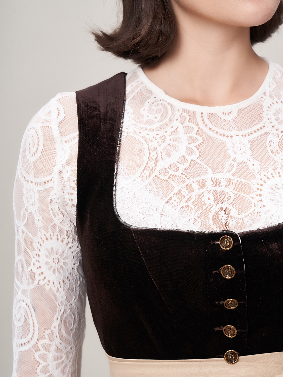 Modernes Dirndl in Rot mit figurbetonter Silhouette