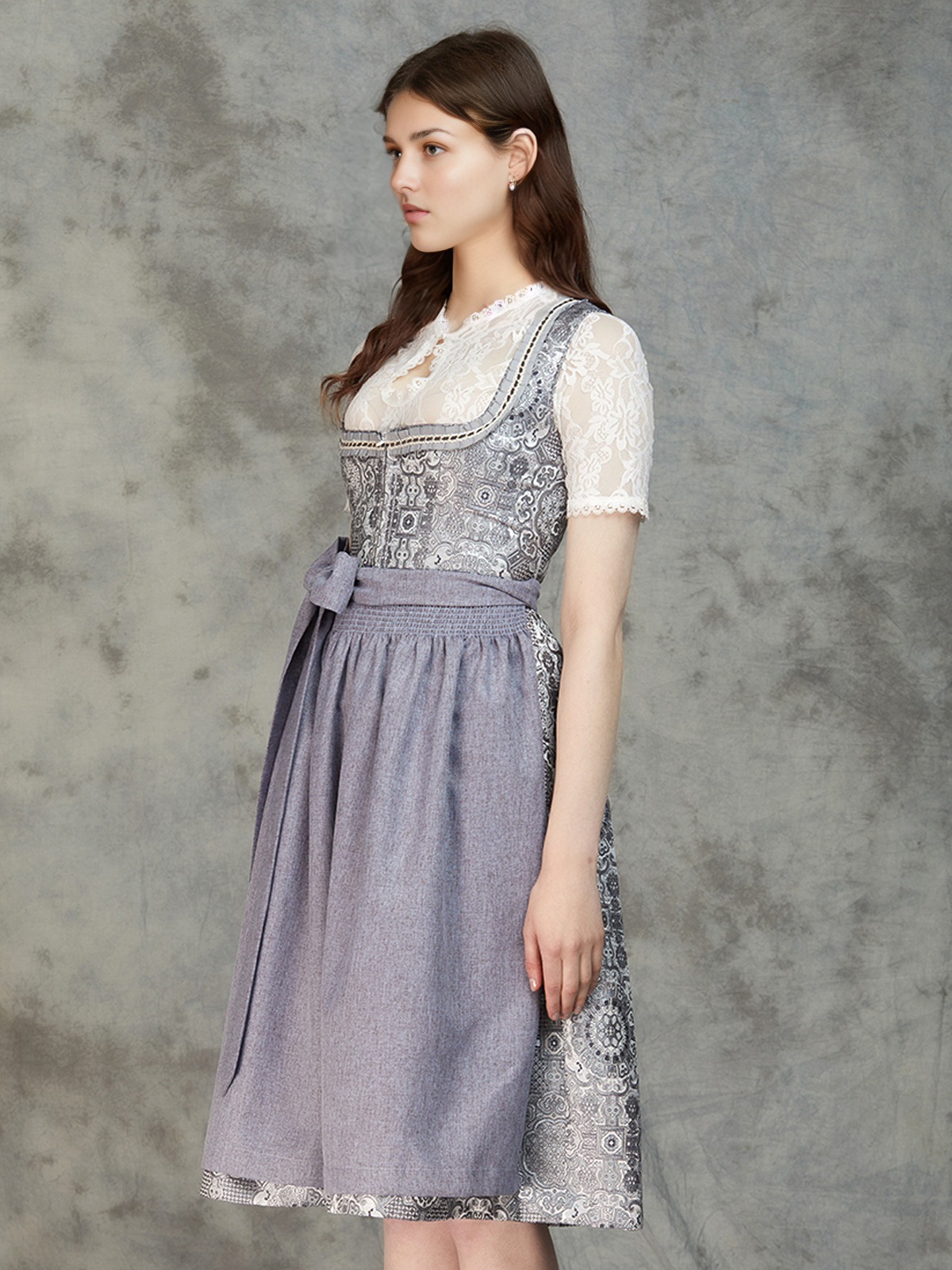 Dunkelgrüne Dirndlbluse in Kombination mit grauem Dirndl