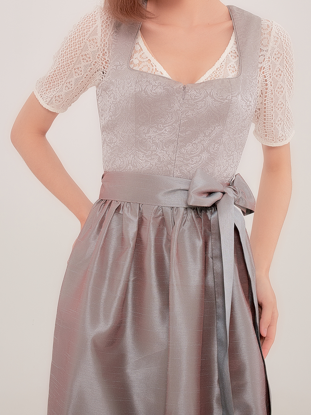 Ein elegantes grünes Dirndl mit floralen Details