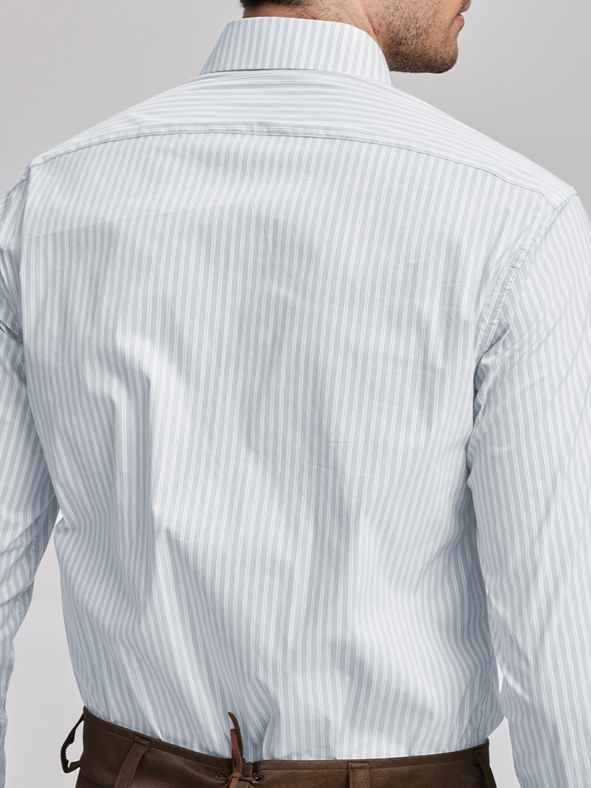 Modernes dunkelrot Dirndl mit schmaler Taille und raffiniertem Dekolleté